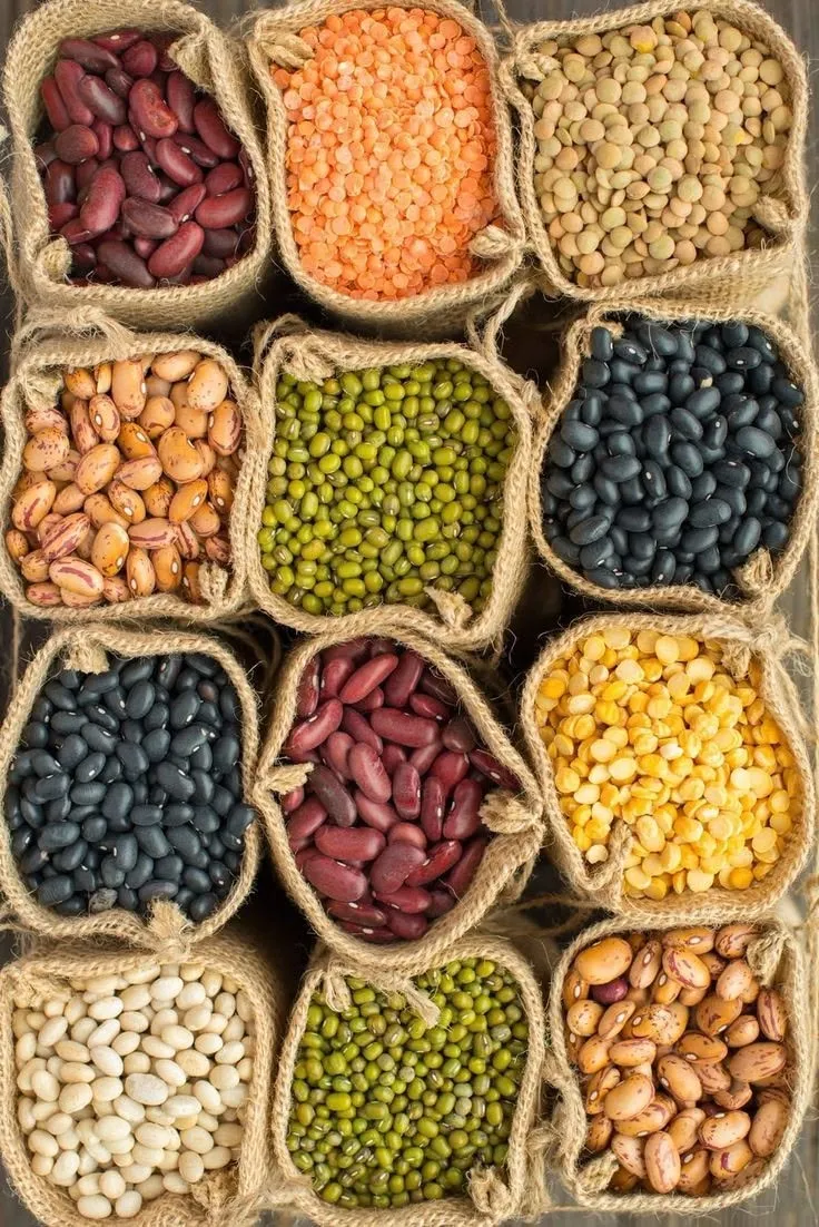 Dodici sacchetti di juta con legumi secchi diversi: fagioli rossi e neri, lenticchie, piselli gialli