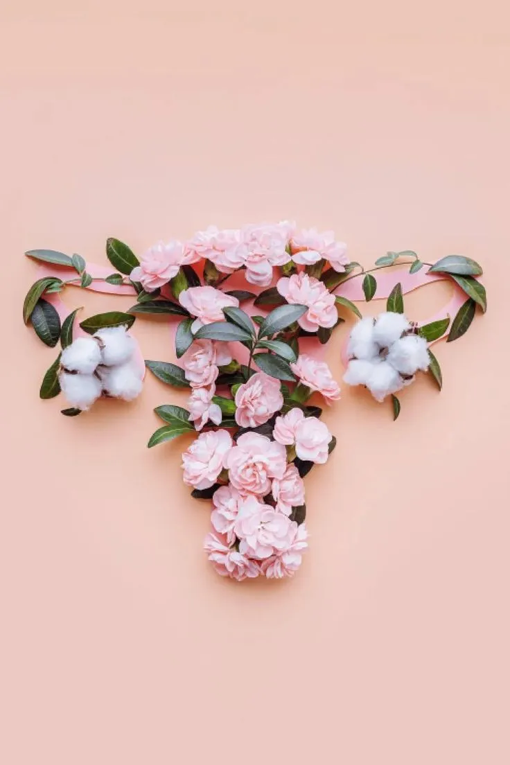 Utero stilizzato composto da fiori rosa, foglie e batuffoli di cotone su fondo color pesca